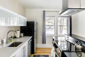 Downton Annie Apartment Two 2BD 1BA Parking