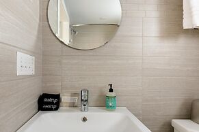 Downton Annie Apartment Two 2BD 1BA Parking