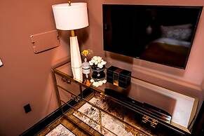 80 LEX 201 Exquisite Downtown Lodging