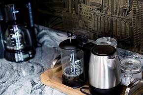 80 LEX 201 Exquisite Downtown Lodging