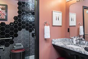 80 LEX 201 Exquisite Downtown Lodging