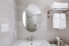 Downton Annie Apartment Four 2 BD 1BA Parking