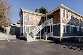 Downton Annie Apartment Four 2 BD 1BA Parking