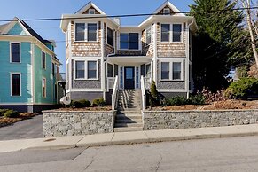 Downton Annie Apartment Four 2 BD 1BA Parking