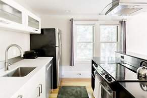 Downton Annie Apartment Four 2 BD 1BA Parking