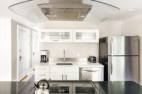 Downton Annie Apartment Four 2 BD 1BA Parking