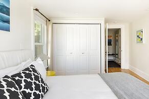 Downton Annie Apartment Four 2 BD 1BA Parking