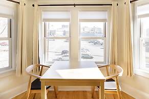 Downton Annie Apartment Four 2 BD 1BA Parking