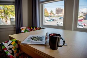 Downton Annie Apartment Four 2 BD 1BA Parking