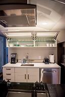 Downton Annie Apartment Four 2 BD 1BA Parking