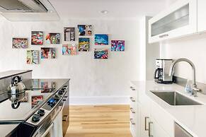 Downton Annie Apartment Four 2 BD 1BA Parking