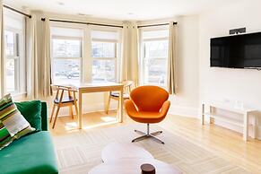 Downton Annie Apartment Four 2 BD 1BA Parking