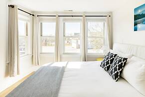 Downton Annie Apartment Four 2 BD 1BA Parking