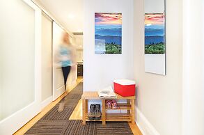 Downton Annie Apartment Four 2 BD 1BA Parking