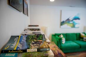 Downton Annie Apartment Four 2 BD 1BA Parking