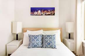 Downton Annie Apartment Four 2 BD 1BA Parking