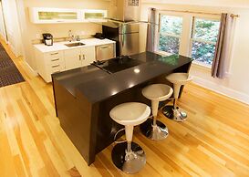 Downton Annie Apartment Four 2 BD 1BA Parking