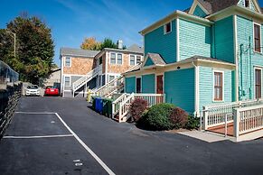 Downton Annie Apartment Four 2 BD 1BA Parking