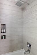 Downton Annie Apartment Four 2 BD 1BA Parking