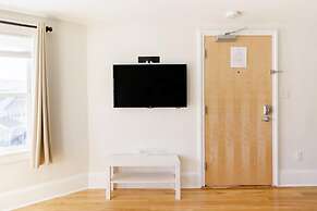 Downton Annie Apartment Four 2 BD 1BA Parking