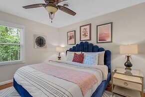 Bright Airy Waterfront Home Dog Friendly