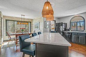 Bright Airy Waterfront Home Dog Friendly