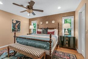 Bright Airy Waterfront Home Dog Friendly