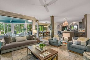 Bright Airy Waterfront Home Dog Friendly