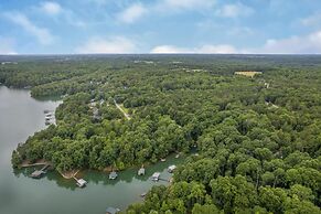 Bright Airy Waterfront Home Dog Friendly