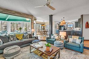 Bright Airy Waterfront Home Dog Friendly