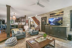 Bright Airy Waterfront Home Dog Friendly