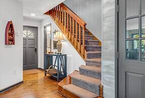 Bright Airy Waterfront Home Dog Friendly