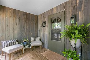 Bright Airy Waterfront Home Dog Friendly