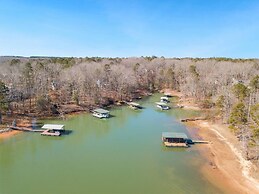 Bright Airy Waterfront Home Dog Friendly