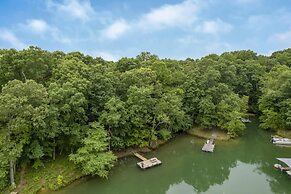 Bright Airy Waterfront Home Dog Friendly