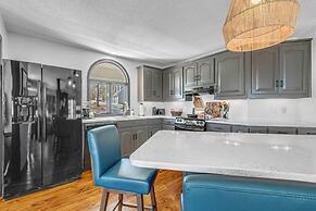 Bright Airy Waterfront Home Dog Friendly