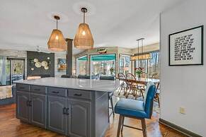 Bright Airy Waterfront Home Dog Friendly