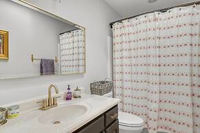 Bright Airy Waterfront Home Dog Friendly