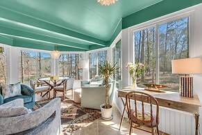 Bright Airy Waterfront Home Dog Friendly