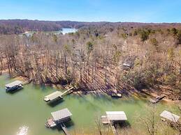 Bright Airy Waterfront Home Dog Friendly