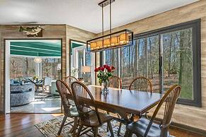 Bright Airy Waterfront Home Dog Friendly