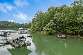 Bright Airy Waterfront Home Dog Friendly