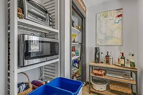 Bright Airy Waterfront Home Dog Friendly