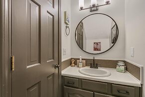 Bright Airy Waterfront Home Dog Friendly