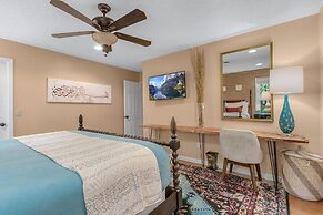 Bright Airy Waterfront Home Dog Friendly