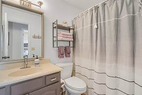 Bright Airy Waterfront Home Dog Friendly