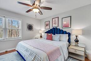 Bright Airy Waterfront Home Dog Friendly