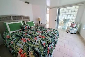 Patio Condo Direct Ocean - Sleeps 6 Guests Pa101