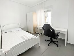 Elegant 4 beds train station upto 6 Pax