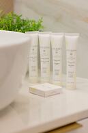 Modern Apartment by Renters Prestige